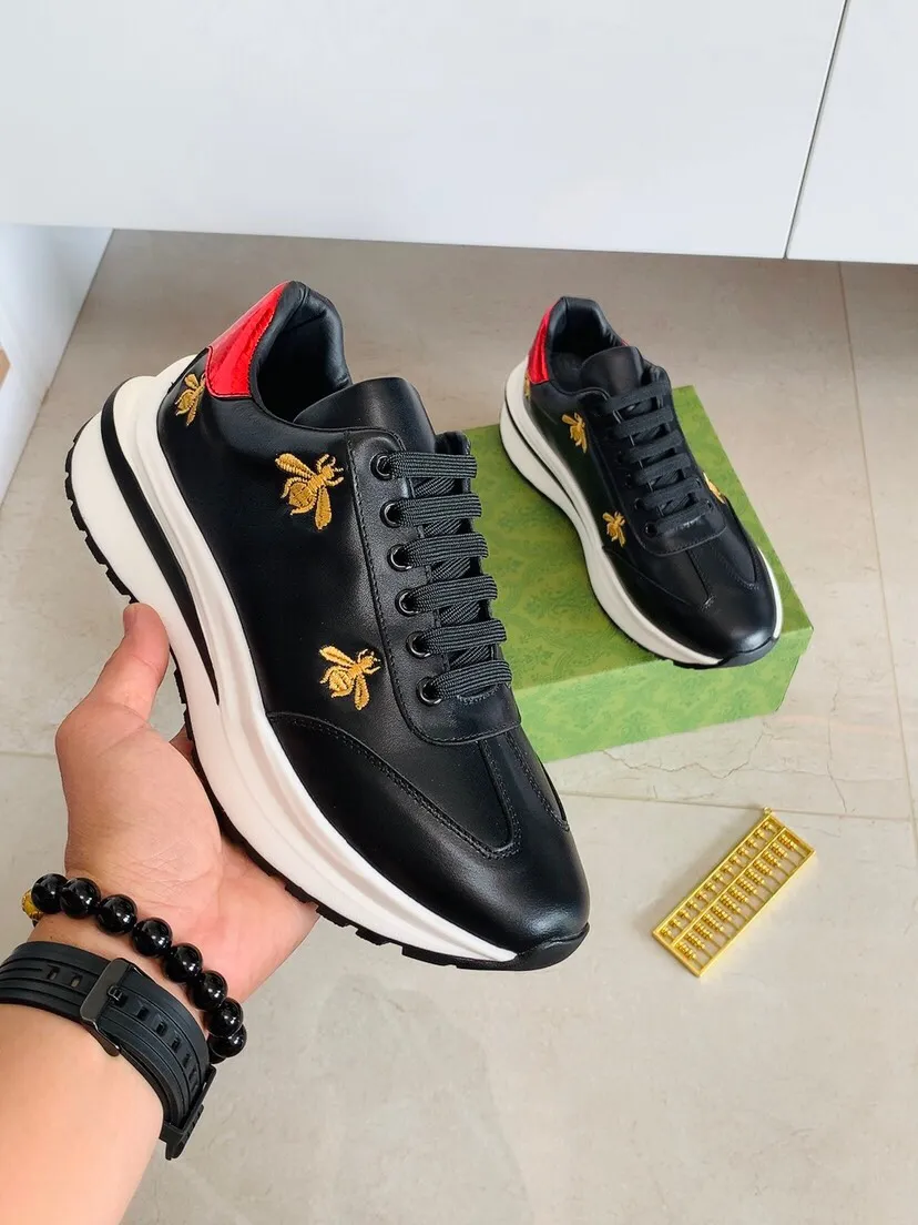Factory price 420. The new high-quality GUCCI (Gucci) is launched simultaneously. The new men's shoes, 😘fabrics are selected from imported cowhide, and the lining is sheepskin lining. 👍🏿 High-end ☄️ air-cushion molded anti-slip rubber outsole, exquisite lines, simple and elegant, comfortable and high-end for leisure travel. Code number: 38 to 44 (45 can be customized and cannot be returned or exchanged)